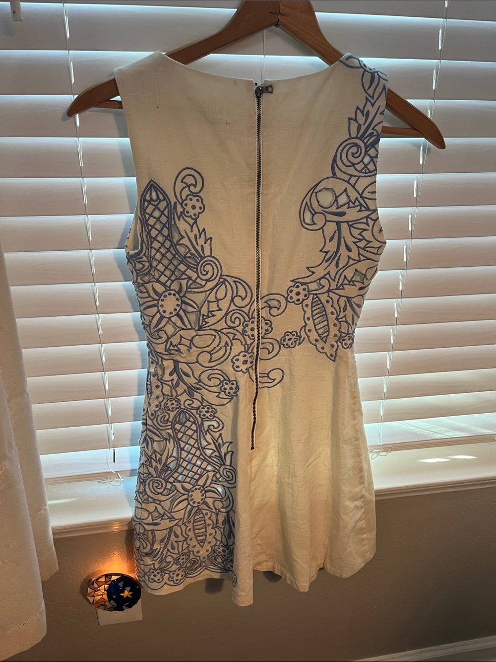 Alice + Olivia White Mini Dress with Blue Embroidered Motif - Picture 6 of 8